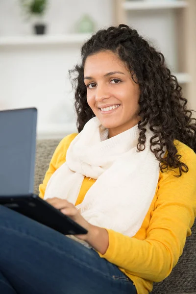 Mulher no sofá th com laptop — Fotografia de Stock