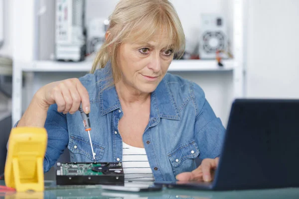 Trabajadora en concepto de reparación y mantenimiento —  Fotos de Stock