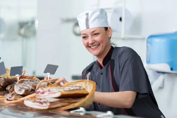Pracownica w tradycyjnej rzeźni gastronomicznej — Zdjęcie stockowe