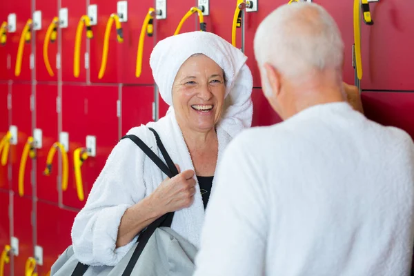 Anziani coppia flirtare in spogliatoio — Foto Stock