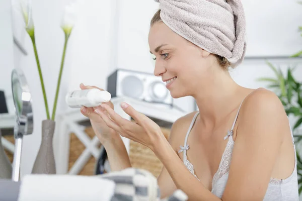 Una mujer feliz con crema de humedad — Foto de Stock