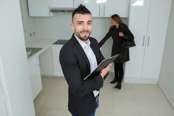 Portapapeles de tenencia inmobiliaria masculina —  Fotos de Stock