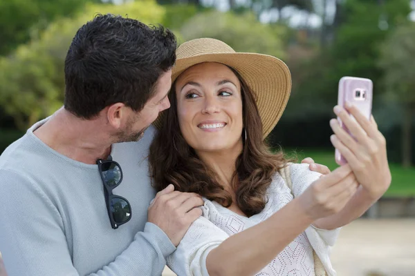 Casal de turistas em férias tirando foto selfie com smartphone — Fotografia de Stock