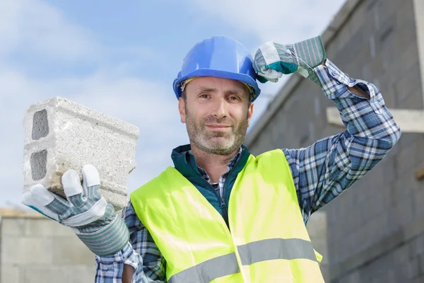 Homme constructeur sur un chantier de construction — Photo