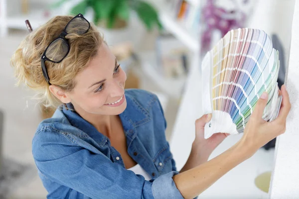 A woman showing samples couleurs — Stock Photo, Image