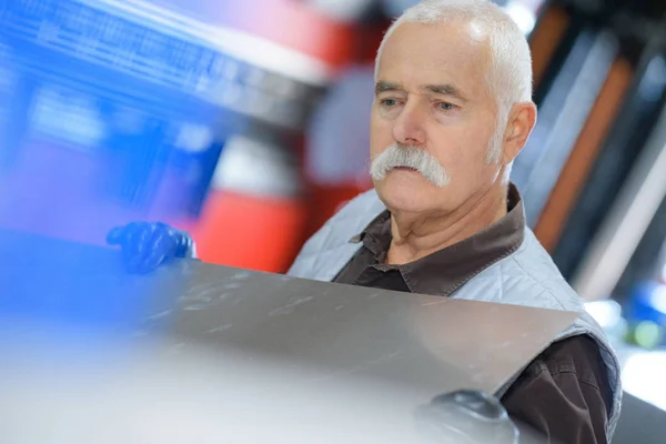 Lavoratore anziano sulla macchina per la lavorazione dei metalli — Foto Stock