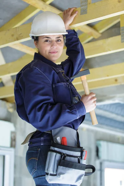 Tischlerin nagelt Holz mit Hämmern — Stockfoto