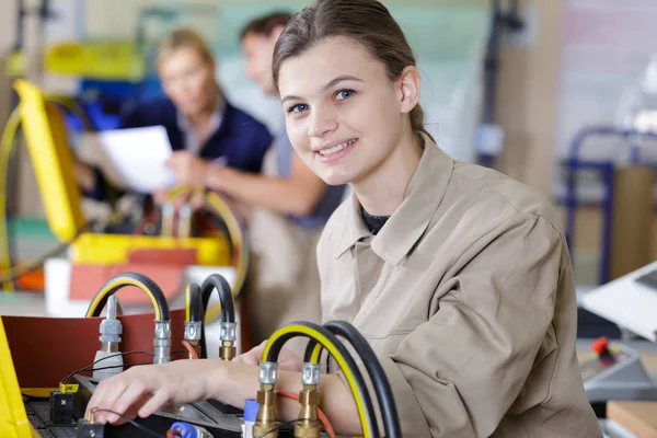 Porträtt av ung kvinnlig elektriker under utbildning — Stockfoto