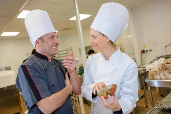 직장에서 웃음을 짓는 두 요리사 — 스톡 사진