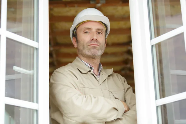 Un constructor masculino durante el proceso de instalación de la ventana —  Fotos de Stock