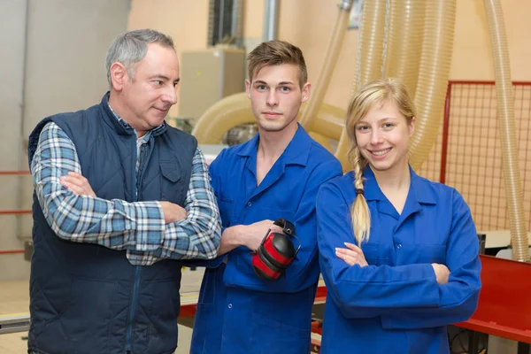 Porträtt av kvinnlig student i workshop på högskolan — Stockfoto