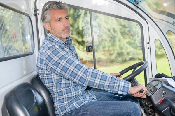 Un conductor dentro de un vehículo — Foto de Stock