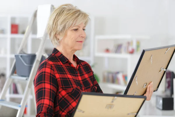 Anciana mirando fotos en casa — Foto de Stock