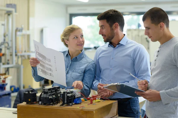 Junge Studenten lernen in der Werkstatt — Stockfoto