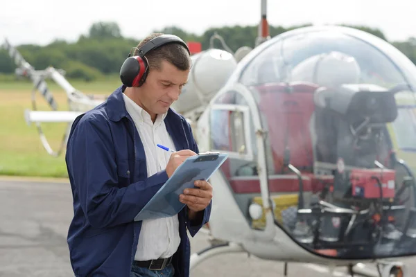 Ingegnere aeronautico maschio con appunti — Foto Stock