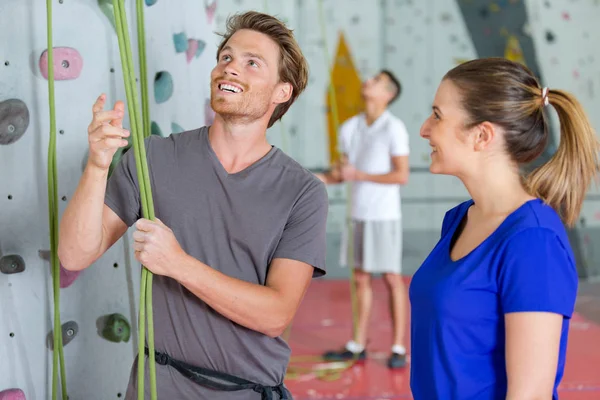 Klättrare kontroll rep innan klättring inomhus vägg — Stockfoto