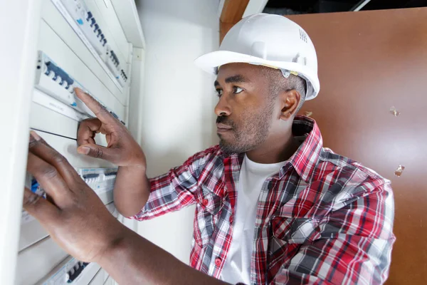 Elektricien installeren van energiebesparende meter — Stockfoto