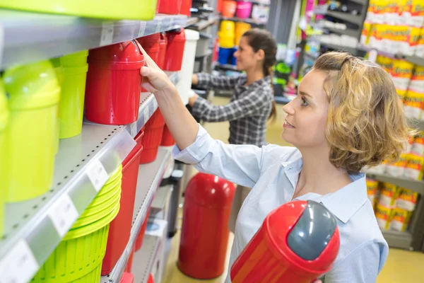 Mulher comprando artigos de plástico — Fotografia de Stock