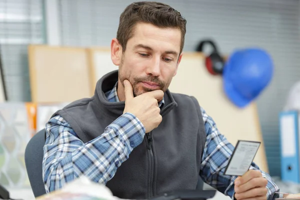 Businessman checking stock at warehouse — Stock Photo, Image