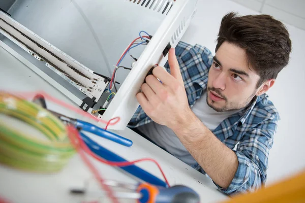 Installation av kylsystemet i cpu — Stockfoto