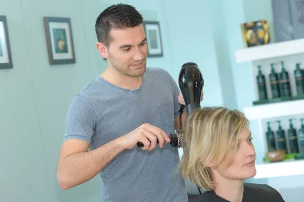 Salon de coiffure masculin séchant les cheveux des femmes après la coupe — Photo