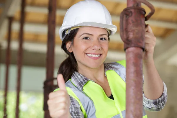 Vrouw aannemer werknemer tonen thumb-up — Stockfoto