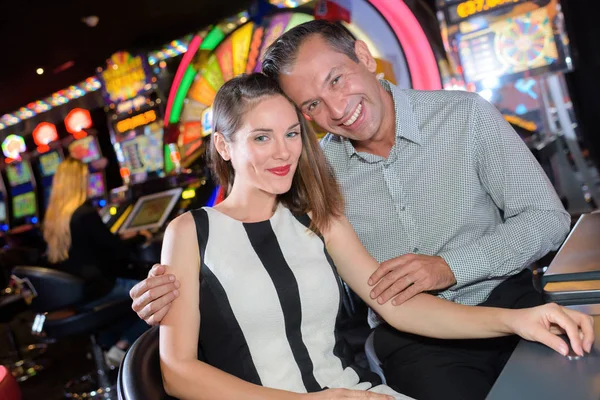 Portret van paar in casino — Stockfoto