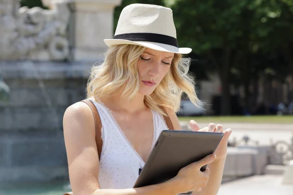 Junge schöne Frau mit Tablet im Freien — Stockfoto