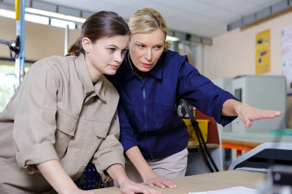 Portret van vrouwelijke machinefabrikanten — Stockfoto