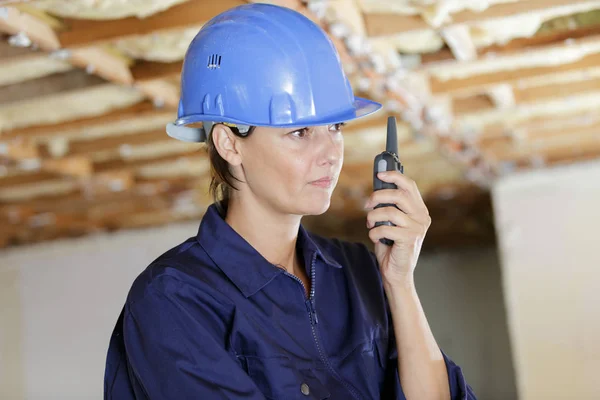 Femme en casque dur utilisant un talkie-walkie — Photo