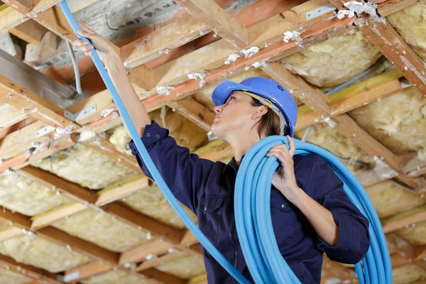 Mujer constructor trabajando en el techo —  Fotos de Stock