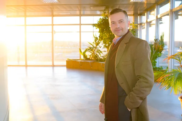 Businessman looking at the camera — Stock Photo, Image