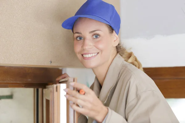 Female worker measure the window — Stock Photo, Image