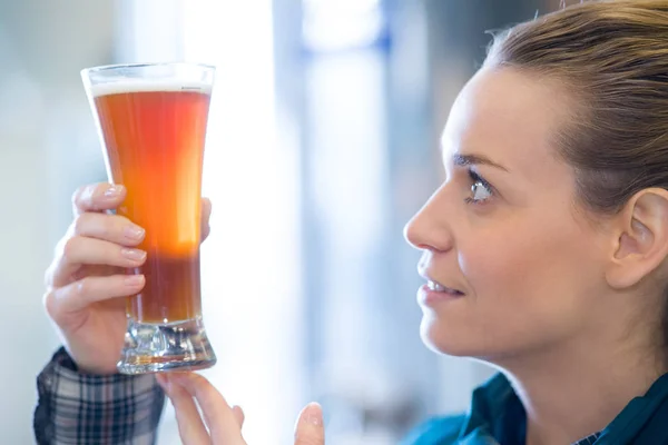 Cerveza degustación de cerveza en la fábrica — Foto de Stock