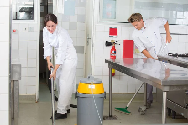 Küchenhilfen reinigen die Restaurantküche — Stockfoto
