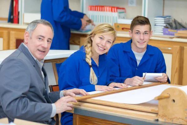 Retrato de electricista con aprendices trabajando en un nuevo hogar — Foto de Stock