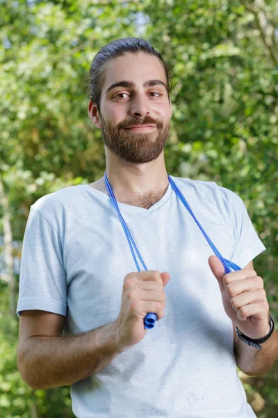 Un joven en el parque —  Fotos de Stock