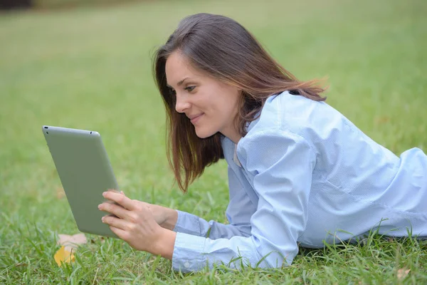 Mädchen auf Laptop im Gras — Stockfoto