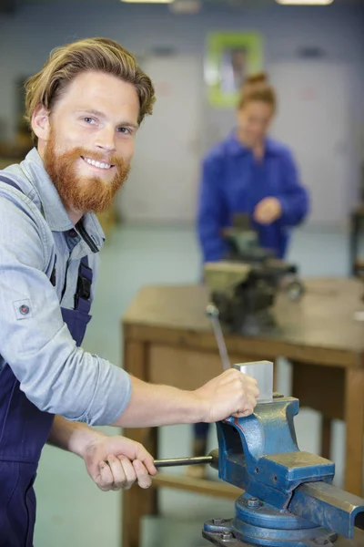 Trabajador masculino feliz que trabaja en taller — Foto de Stock