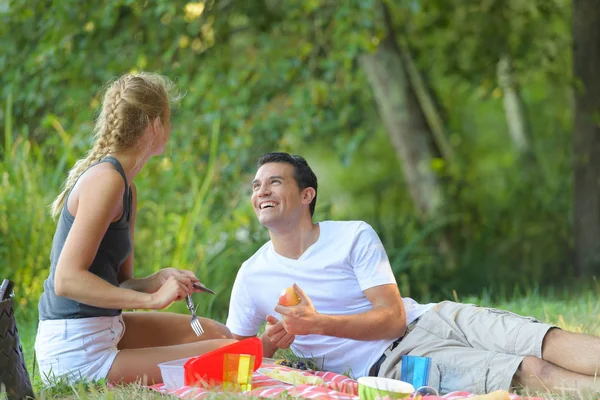 Koppel met picknick mand outdoors — Stockfoto