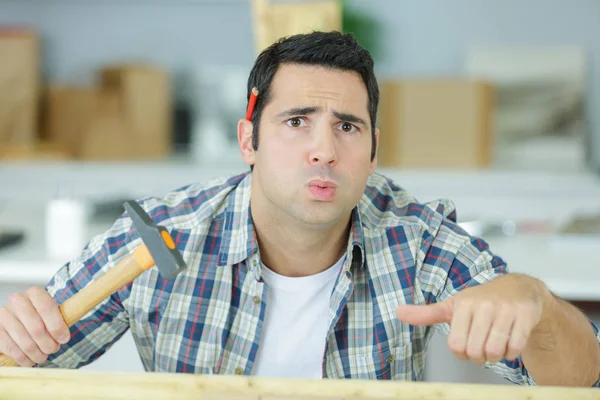 Male worker hammered his finger — Stock Photo, Image