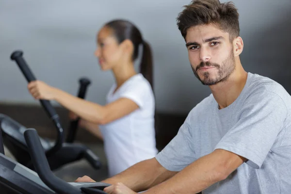 Hombre deportivo en pista de jogging — Foto de Stock