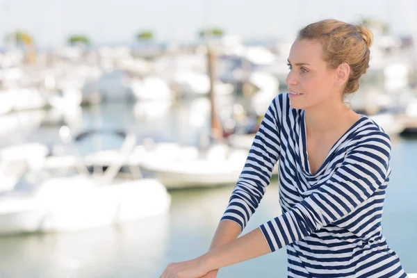 Frau im Hafen und Frau — Stockfoto