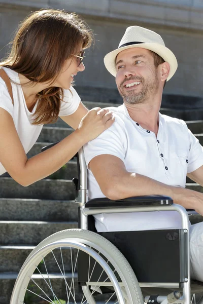 Behinderter Mann im Rollstuhl mit Freundin im Urlaub — Stockfoto