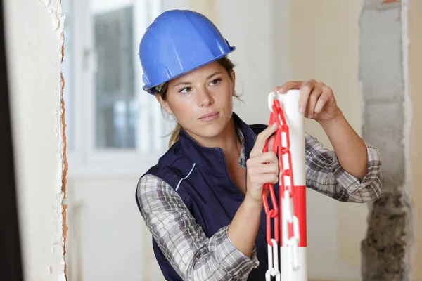 Портрет женщины-строителя за работой — стоковое фото