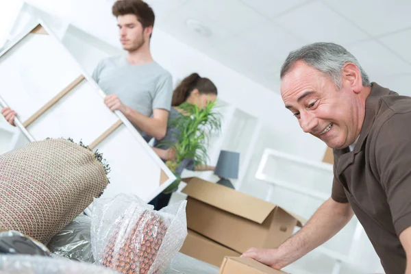 La caja pesada y el trabajo — Foto de Stock