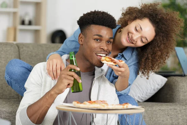 Feliz joven pareja preparando pizza en su casa —  Fotos de Stock