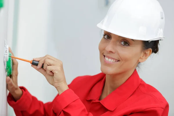 Elektriker installera uttag i nytt hus elektriker i huset — Stockfoto