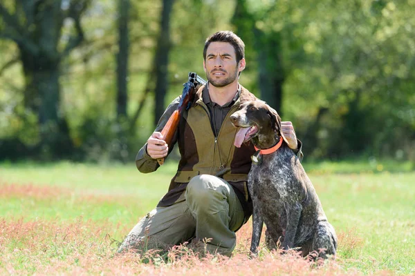 Caçador com cão e macho — Fotografia de Stock