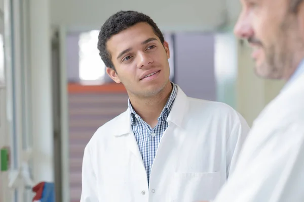 Homme médecin regardant collègue — Photo